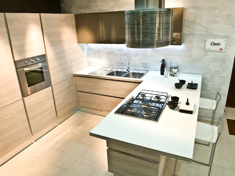 Cucina altri colori moderna con penisola Oyster  Veneta Cucine in offerta