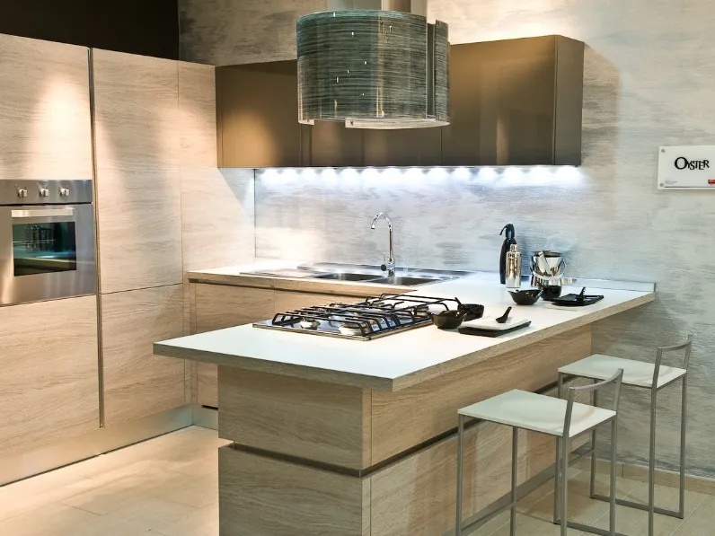 Cucina altri colori moderna con penisola Oyster  Veneta Cucine in offerta