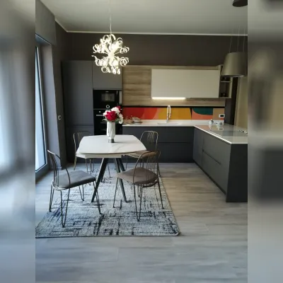 Cucina grigia moderna con penisola Prima cucine Fly a soli 8000 Euro