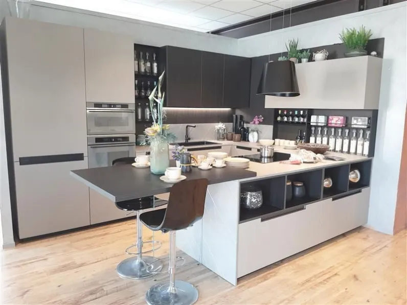 Cucina moderna con penisola Time pet opaco cappuccino Gentili group a prezzo ribassato