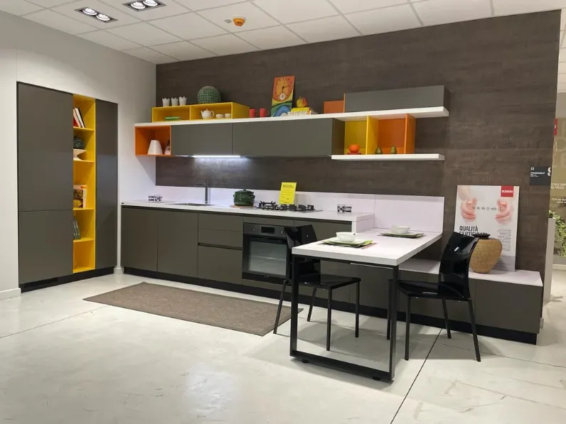 Cucina moderna grigio Scavolini con penisola Foodshelf inside scontata