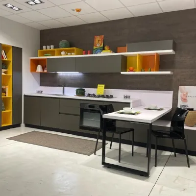 Cucina moderna grigio Scavolini con penisola Foodshelf inside scontata