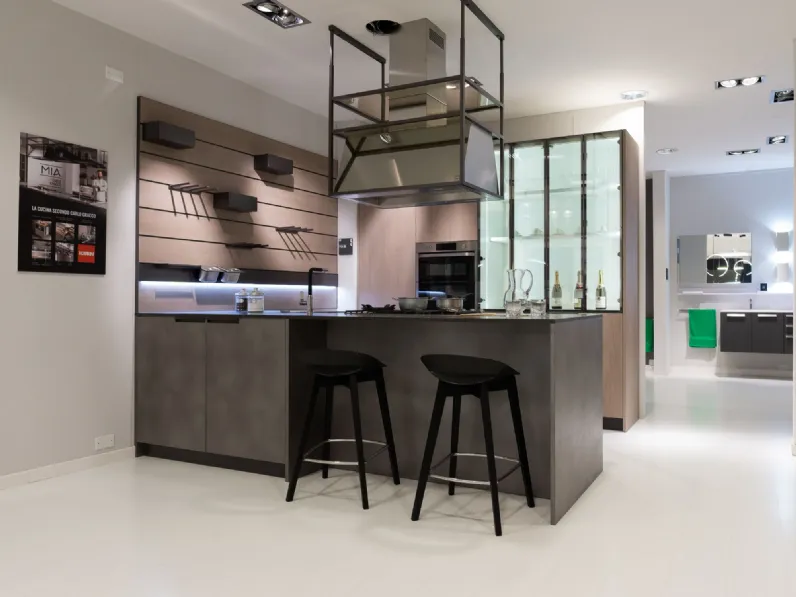 Cucina moderna grigio Scavolini con penisola Mia scontata