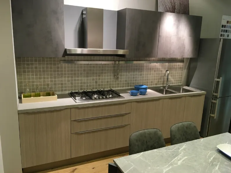 Cucina moderna Creo in rovere chiaro, lineare, scontata 50%.