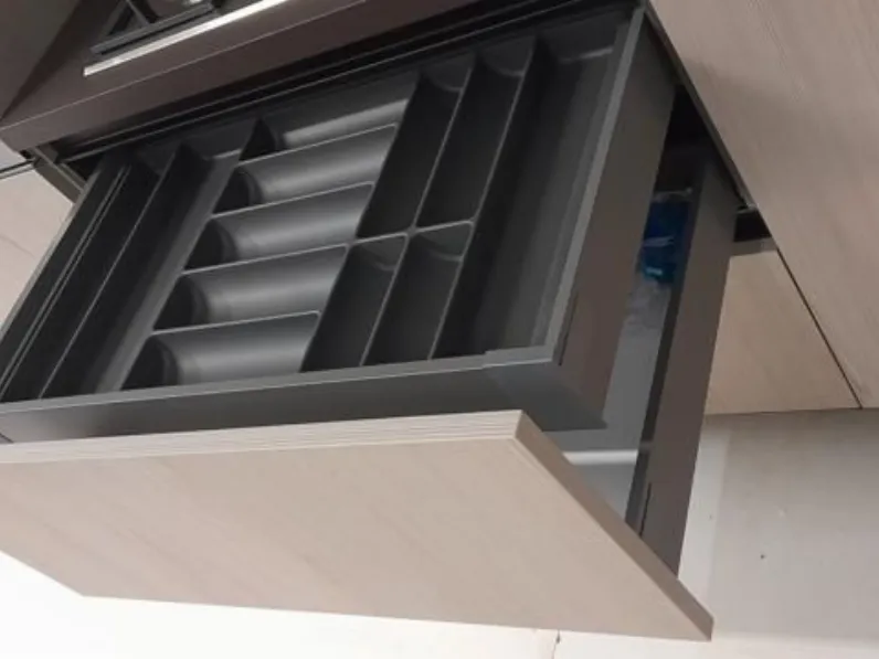 Cucina lineare in laminato materico a prezzo ribassato 50%