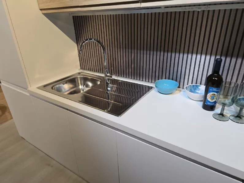 Cucina lineare in laminato materico bianca Wega k a prezzo scontato