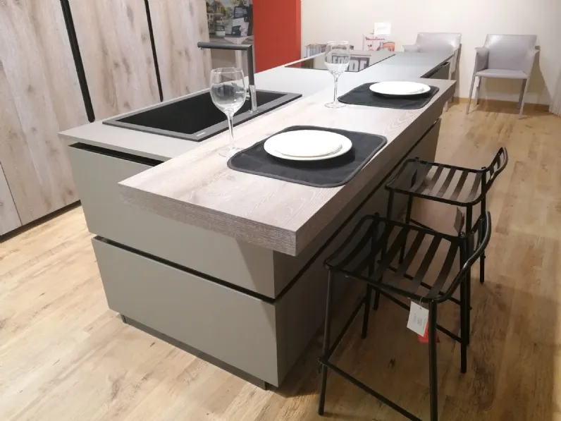 Progetta una cucina moderna ad isola Oltre Lube a soli 25311. Rovere chiaro.