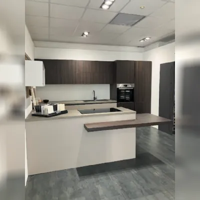 Cucina moderna rovere moro Astra con penisola Zen a soli 7400