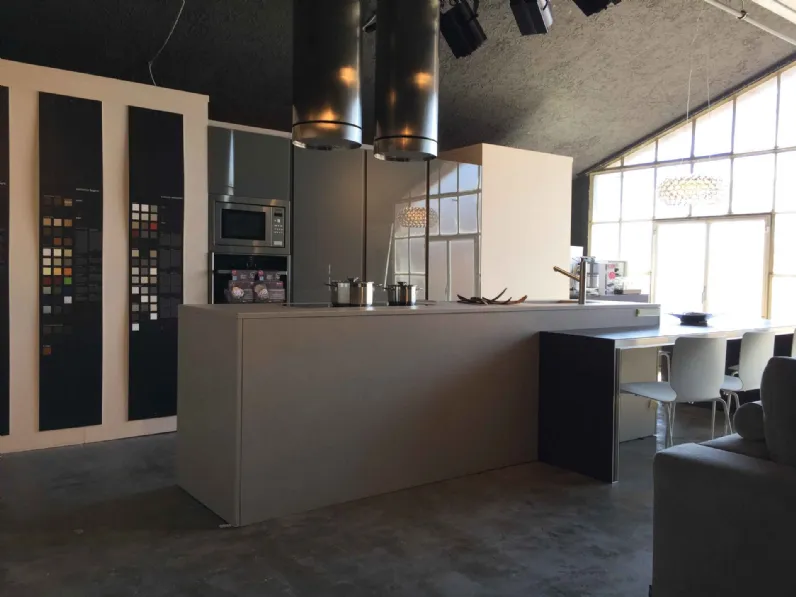 Cucina Modulnova design ad isola tortora in vetro Twenty kerlite