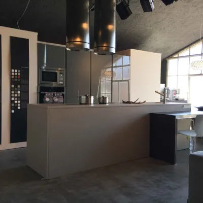 Cucina Modulnova design ad isola tortora in vetro Twenty kerlite