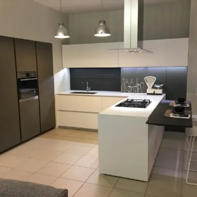 Cucina Modulnova design con penisola bianca in laccato opaco Light