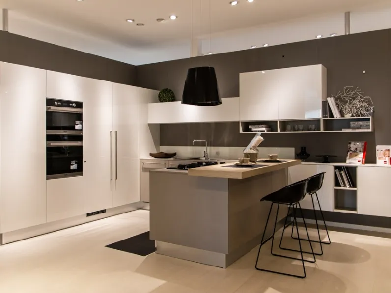 Cucina bianca moderna con penisola Mood Scavolini scontata