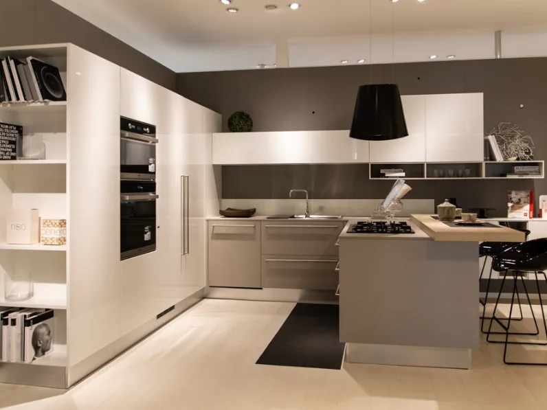 Cucina bianca moderna con penisola Mood Scavolini scontata