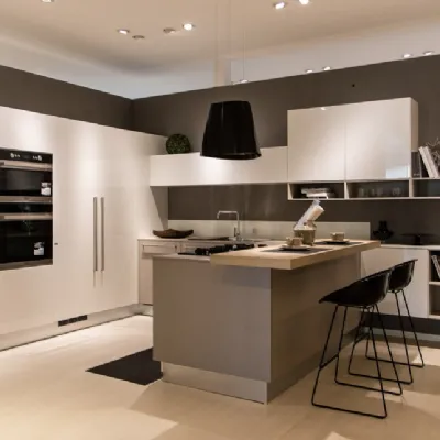 Cucina bianca moderna con penisola Mood Scavolini scontata