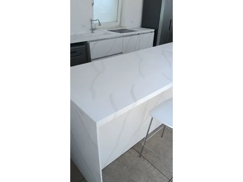 Cucina con isola in laminato materico bianca Cucina luce a prezzo ribassato