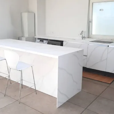 Cucina con isola in laminato materico bianca Cucina luce a prezzo ribassato