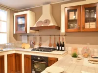 Cucina noce in muratura con penisola Tosca Berloni cucine in Offerta Outlet