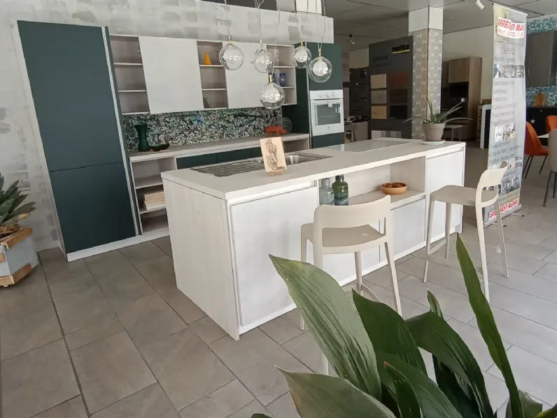 Cucina con isola in nobilitato bianca Green a prezzo ribassato