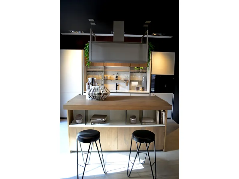 Cucina a prezzo ribassato con isola moderna Oltre Lube cucine