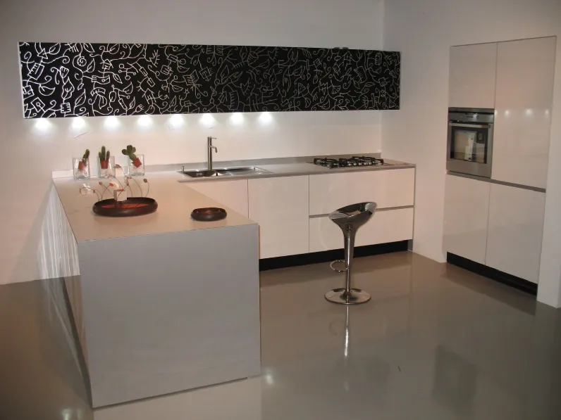 Cucina Riciclantica design bianca con penisola Valcucine scontata 63%