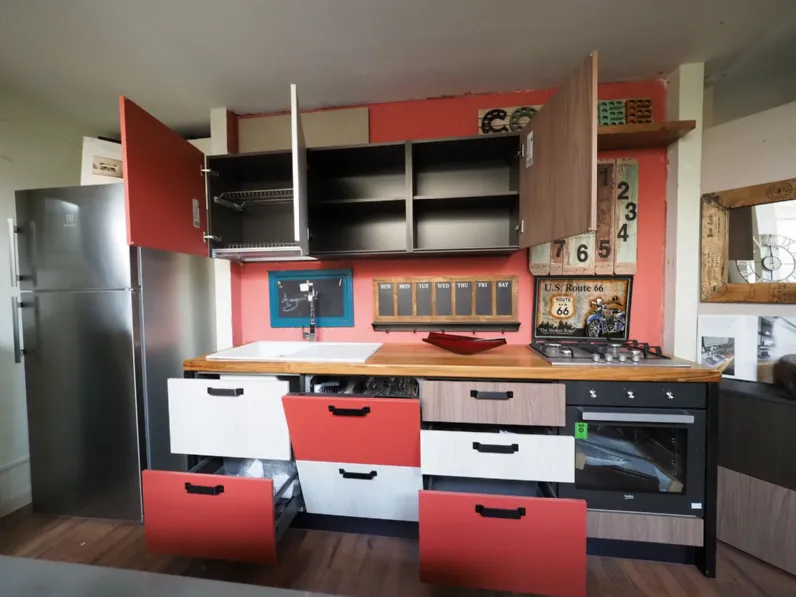 Cucina rossa moderna lineare Cucina multicolor moderna con il piano legno Nuovi mondi cucine in offerta