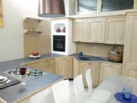 Cucina rovere chiaro provenzale con penisola Trevi Del tongo scontata