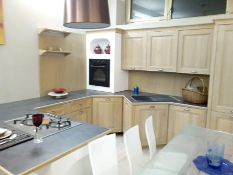 Cucina rovere chiaro provenzale con penisola Trevi Del tongo scontata