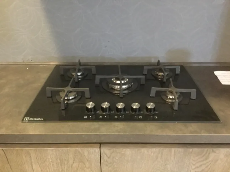 Cucina ad angolo design rovere moro Mobilturi Nala anta mm. 22 impiallicciata a soli 6990 Euro