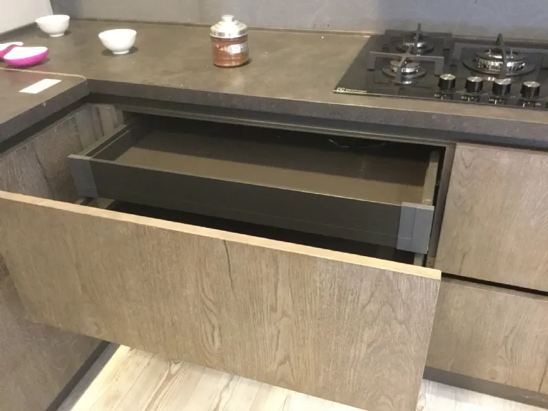 Cucina ad angolo design rovere moro Mobilturi Nala anta mm. 22 impiallicciata a soli 6990 Euro