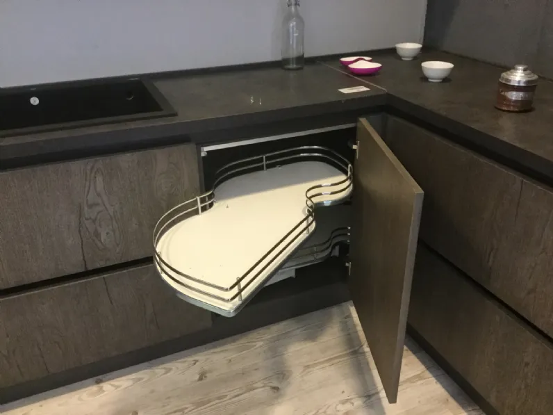 Cucina ad angolo design rovere moro Mobilturi Nala anta mm. 22 impiallicciata a soli 6990 Euro