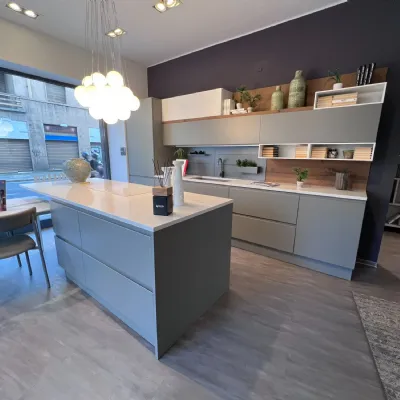 Cucina Motus design grigio Scavolini ad isola scontata 40%