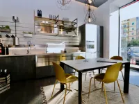 Cucina Scavolini design lineare grigio in laminato materico Mia