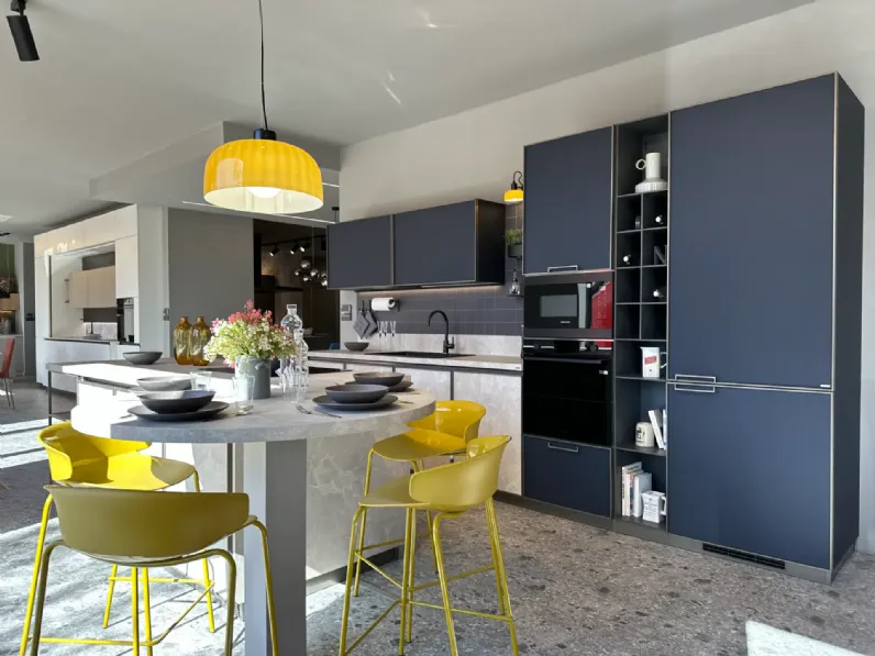 Cucina moderna con isola Jeometrica Scavolini a prezzo ribassato