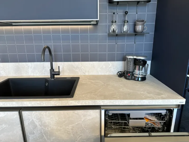 Cucina moderna con isola Jeometrica Scavolini a prezzo ribassato