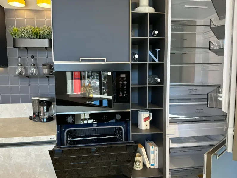 Cucina moderna con isola Jeometrica Scavolini a prezzo ribassato
