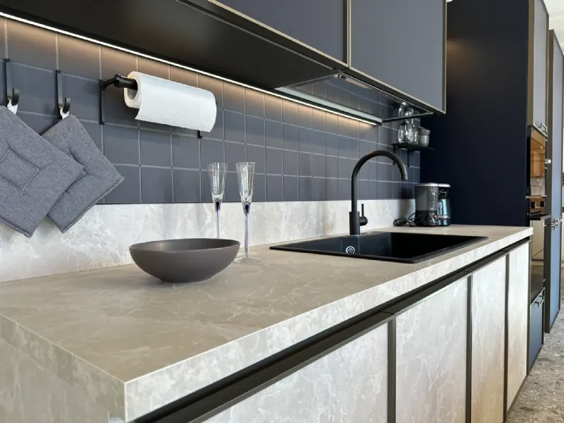 Cucina moderna con isola Jeometrica Scavolini a prezzo ribassato