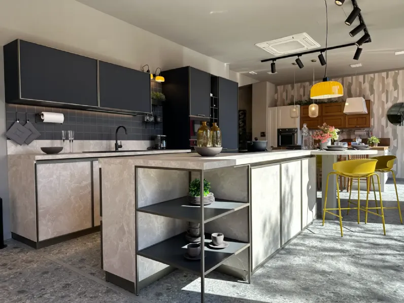 Cucina moderna con isola Jeometrica Scavolini a prezzo ribassato