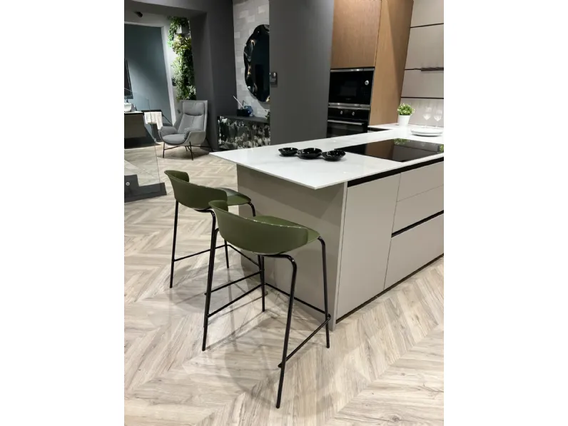 Cucina Scavolini design con penisola tortora in laminato materico Mira 