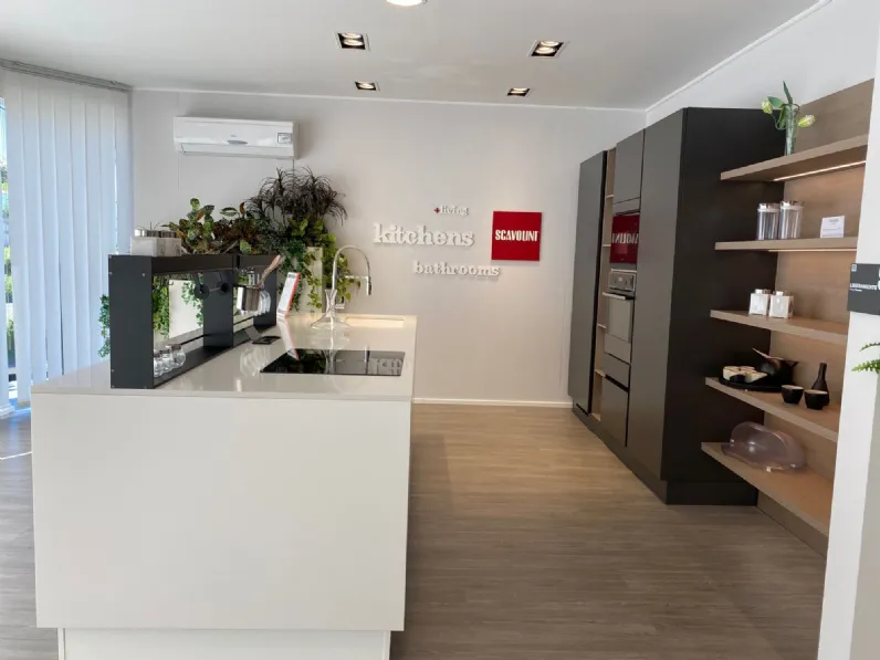 Scopri l'Offerta Outlet sulla Cucina bianca moderna ad isola Liberamente Scavolini.