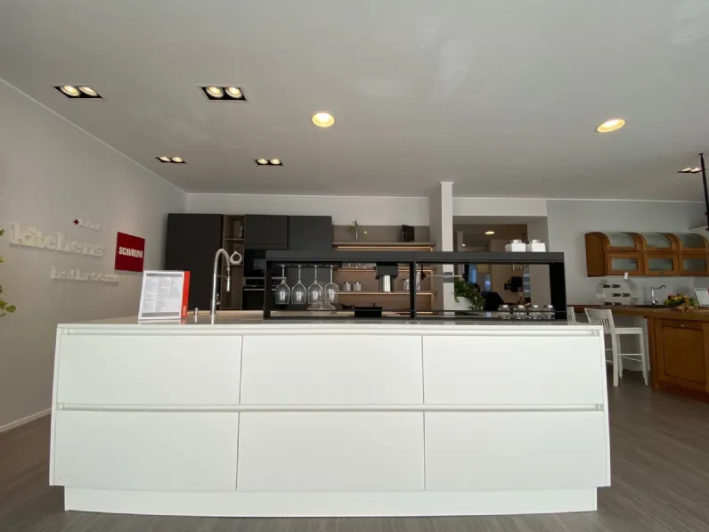 Scopri l'Offerta Outlet sulla Cucina bianca moderna ad isola Liberamente Scavolini.