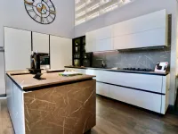 Cucina Scavolini moderna ad isola grigio in laminato materico Liberamente