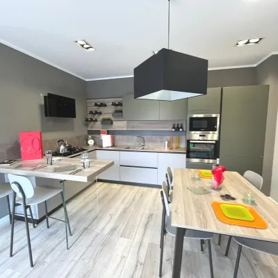 Cucina Scavolini moderna con penisola tortora in laccata opaco Liberamente