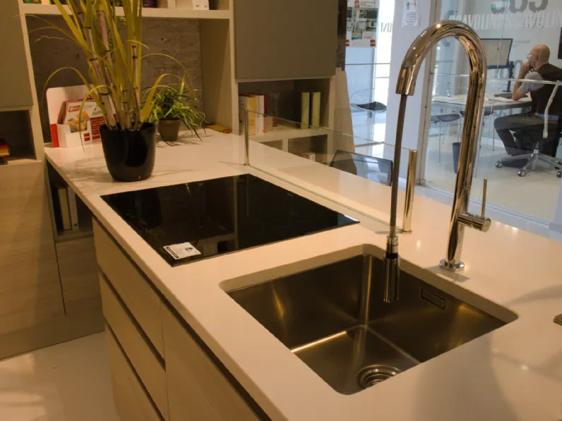 Cucina tortora moderna con penisola Motus Scavolini a soli 8990€