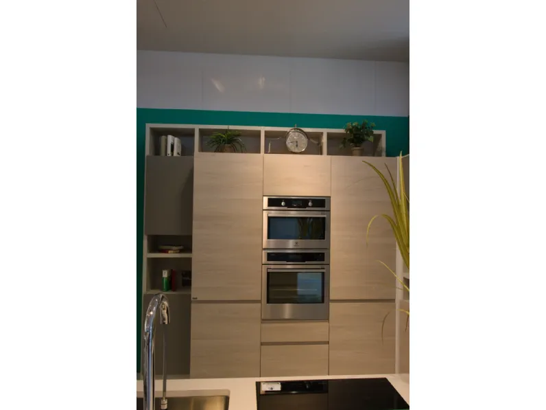 Cucina tortora moderna con penisola Motus Scavolini a soli 8990€