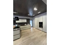 Cucina tortora moderna con penisola Delinea Scavolini scontata