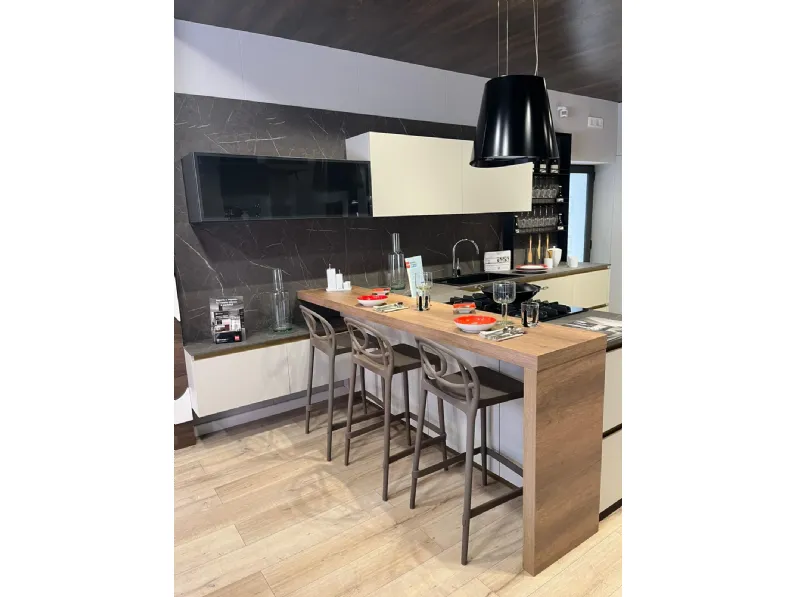Cucina tortora moderna con penisola Delinea Scavolini scontata