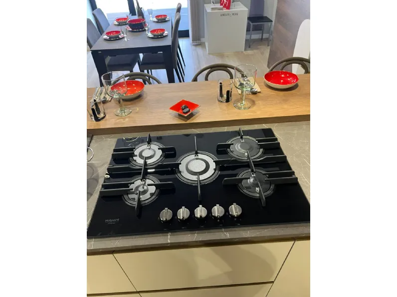 Cucina tortora moderna con penisola Delinea Scavolini scontata
