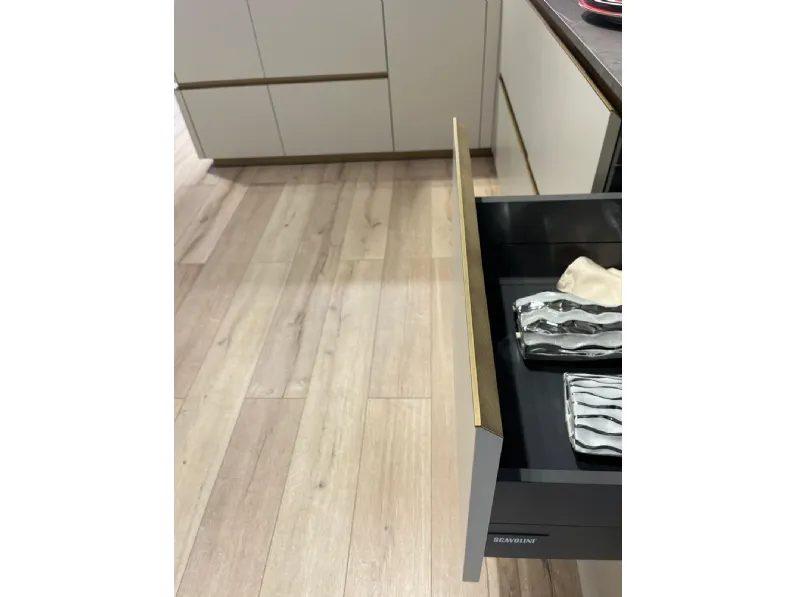 Cucina tortora moderna con penisola Delinea Scavolini scontata