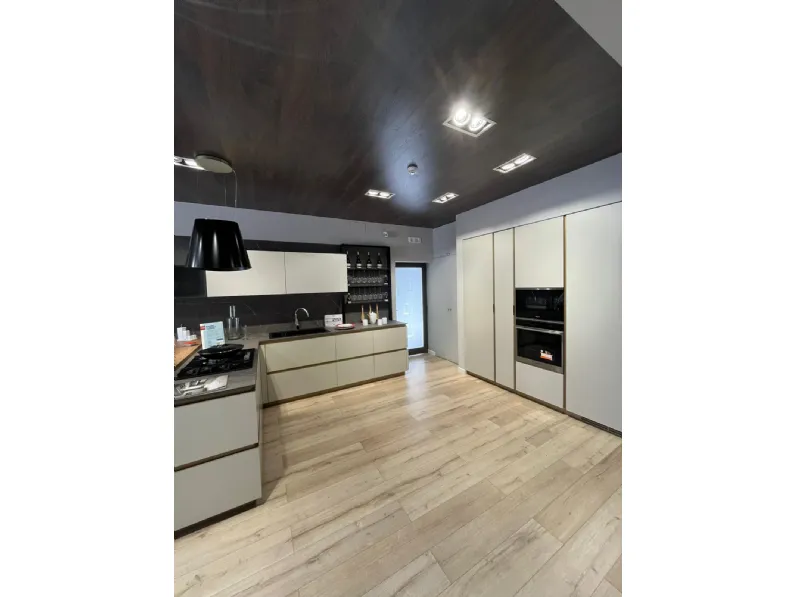 Cucina tortora moderna con penisola Delinea Scavolini scontata