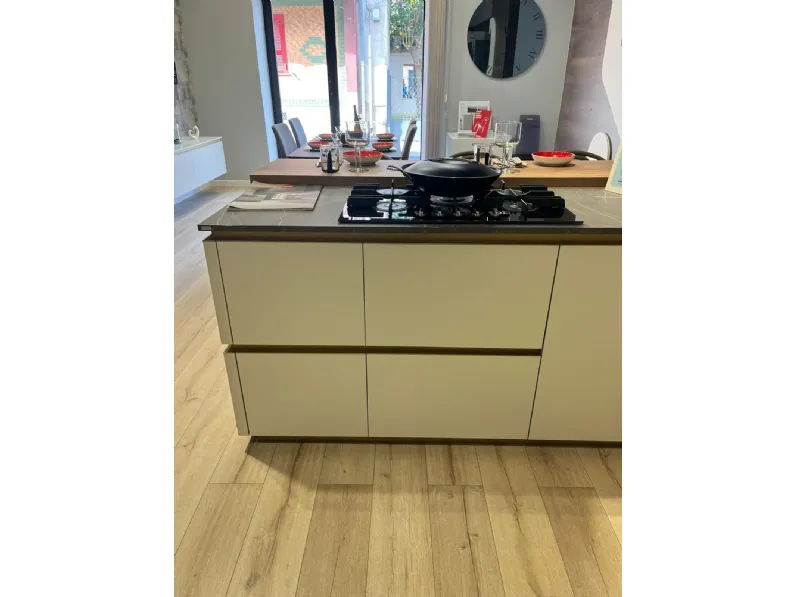 Cucina tortora moderna con penisola Delinea Scavolini scontata